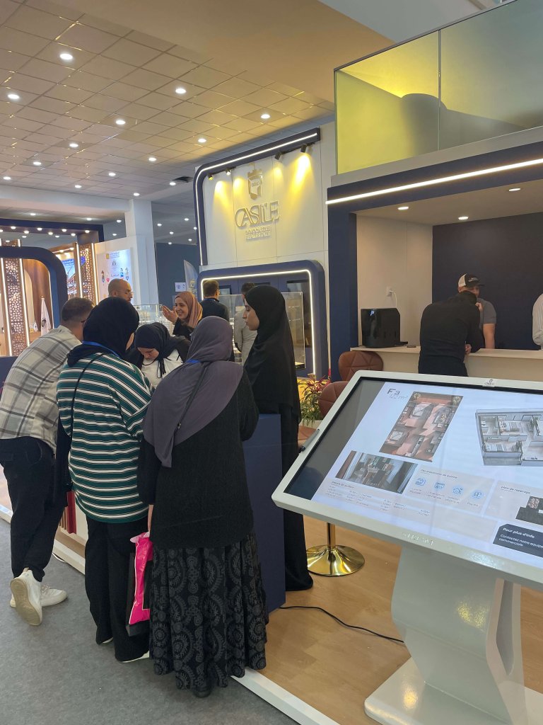 Immocastle Promotion présentant ses projets sur écrans géants lors du salon de la promotion immobilière Batimatec 2026 à Alger.